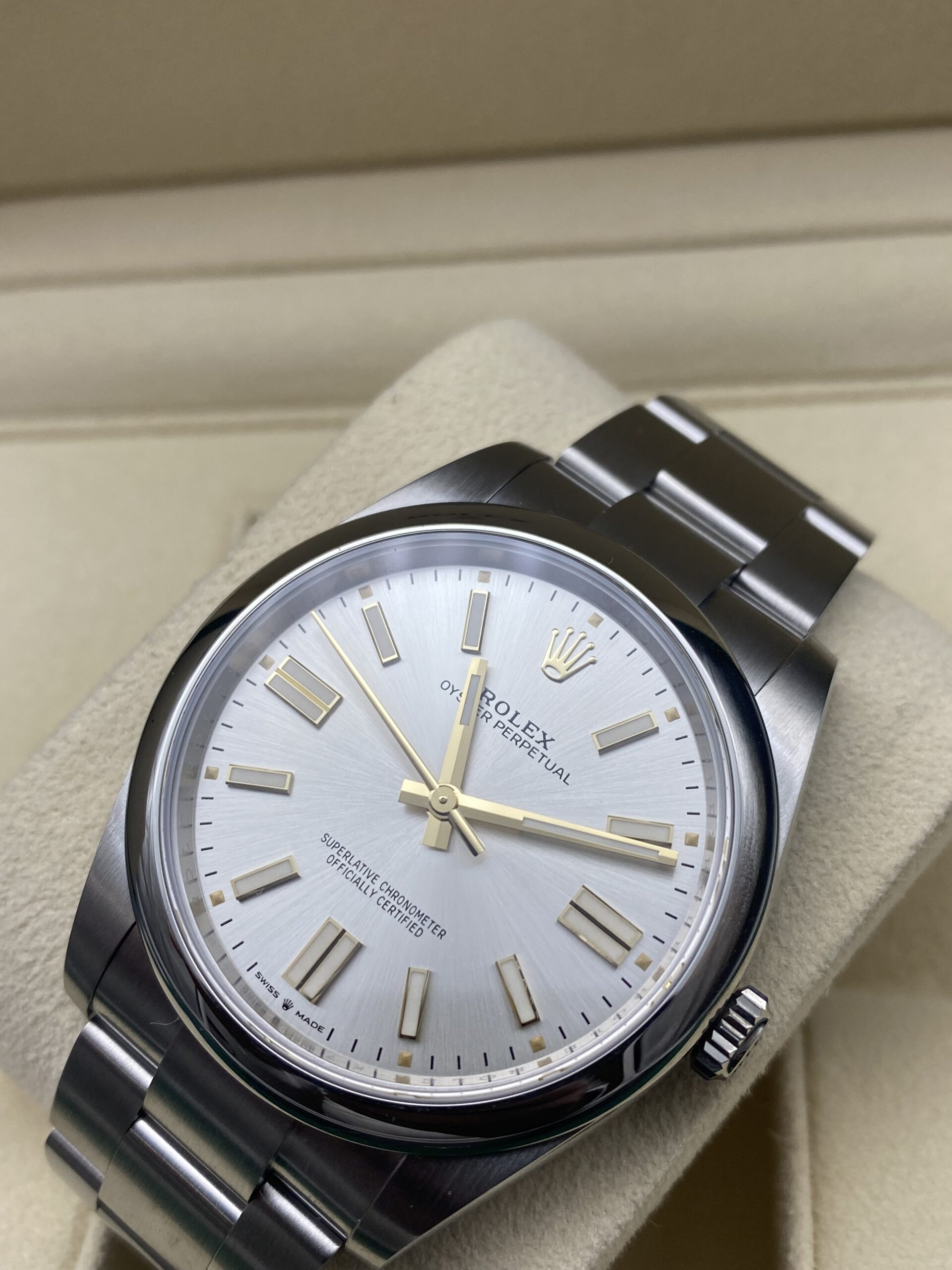 ROLEX OYSTER. REF 123300 CHAMPAGNE 2022